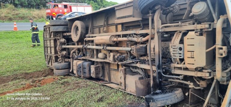 Micro-ônibus tombou e deixou feridos em Mogi Mirim