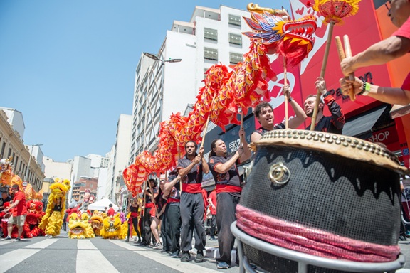 A 25 de Março vira palco de dragões e tradições no Festival da Lua Chinês