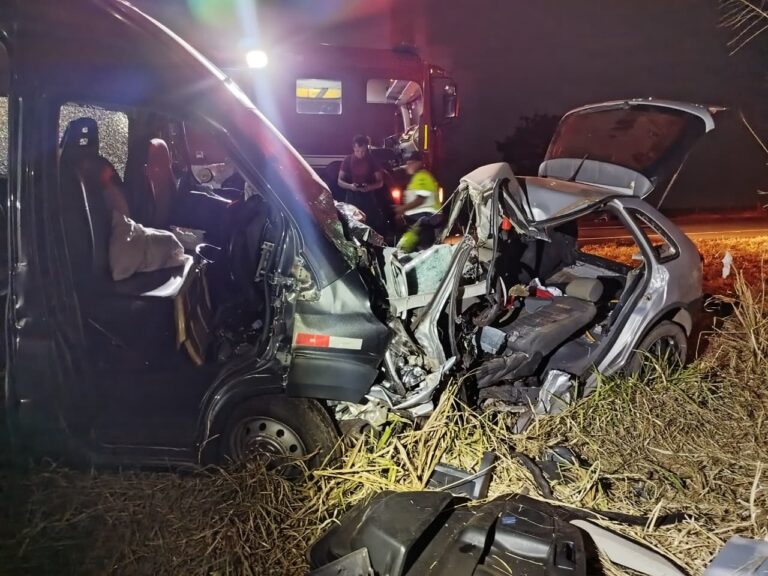 Duas pessoas morrem e outras 12 ficam feridas em acidente na SP-461