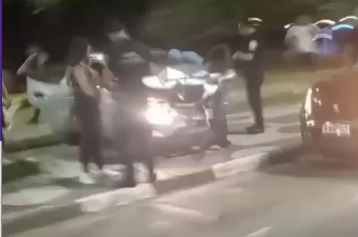 Motorista perde o controle de carro, bate em veículos estacionados na orla de Santos e fica ferido