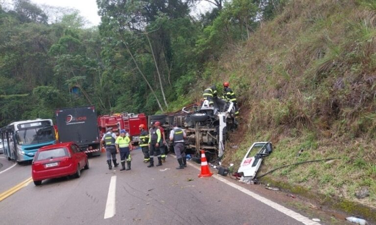 Acidente com caminhão de bebidas deixa um morto e dois feridos em São Sebastião