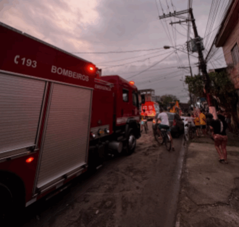 Homem que trabalhava em obra em São Vicente é atingido por garra de trator e cai em buraco