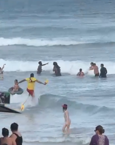 Um adulto e uma criança foram resgatados no mar em situação de perigo na Praia Grande; VÍDEO