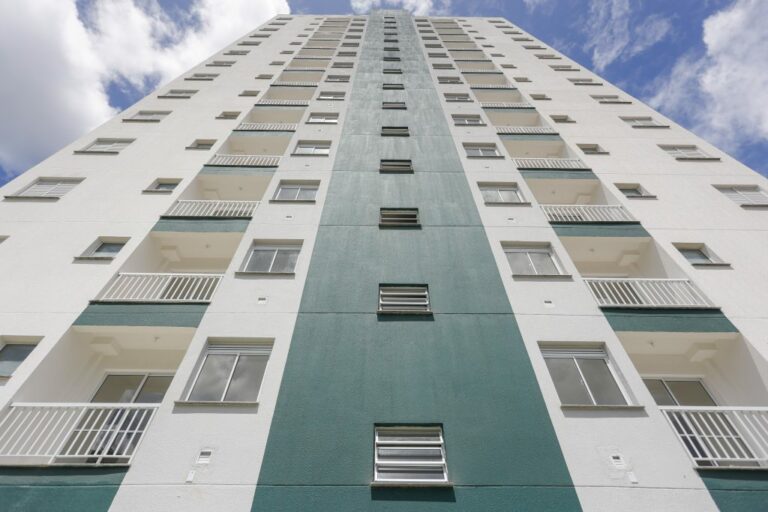 Governo de SP entrega 174 moradias para famílias de área de risco na Baixada Santista