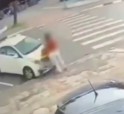 Homem é preso no Guarujá após tentar assaltar mulher e morder o peito dela; VÍDEO