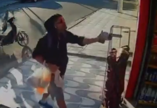 Assaltante rouba mercadinho e foge com moto de cliente em Praia Grande; VÍDEO