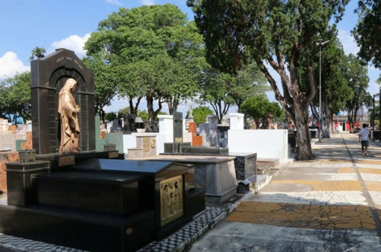 Cemitérios de Jacareí terão missas e esquema especial de trânsito no Dia de Finados