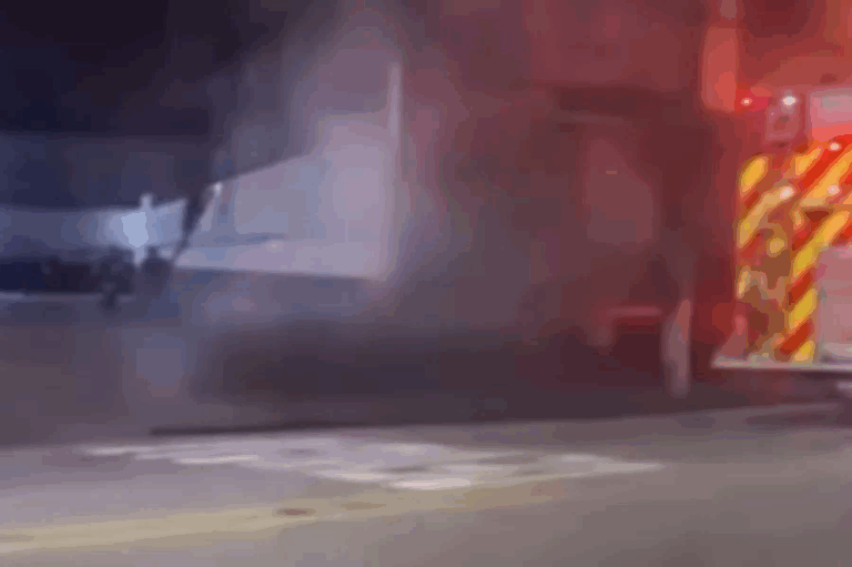 Bar pega fogo no bairro do Embaré em Santos; uma pessoa foi socorrida