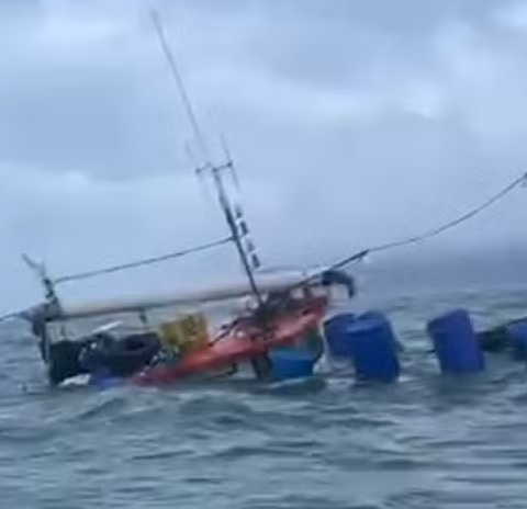 Barco de pesca fica à deriva e pescadores realizam o resgate em Cananéia