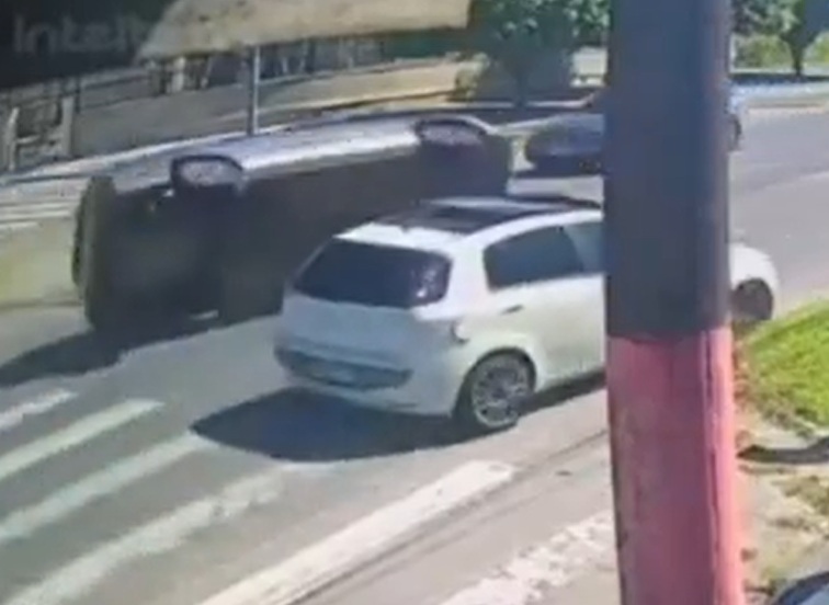 Idoso fica ferido após carro em que dirigia capotar em avenida de Peruíbe; VÍDEO