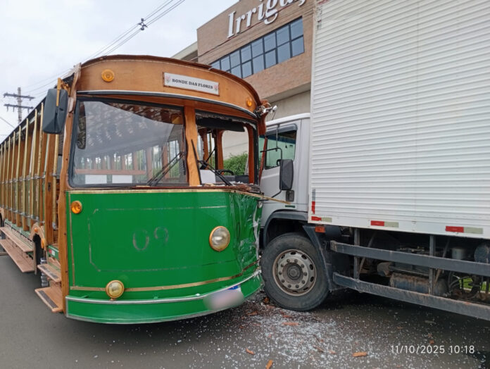 Condutor de bondinho turístico morre atropelado pelo próprio veículo em Holambra