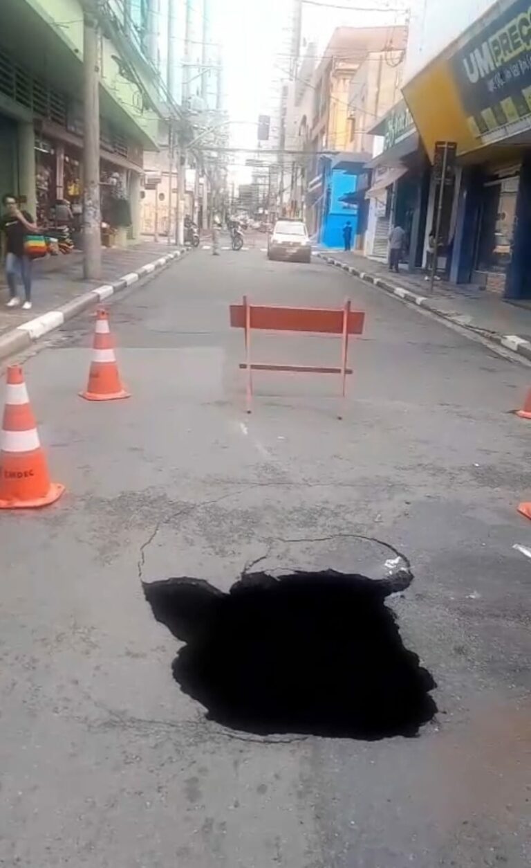 VÍDEO: Funcionário é arremessado ao chão após asfalto ceder e abrir cratera na Barão de Jaguara