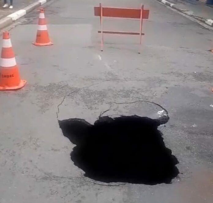 VÍDEO: Funcionário é arremessado ao chão após asfalto ceder e abrir cratera na Barão de Jaguara