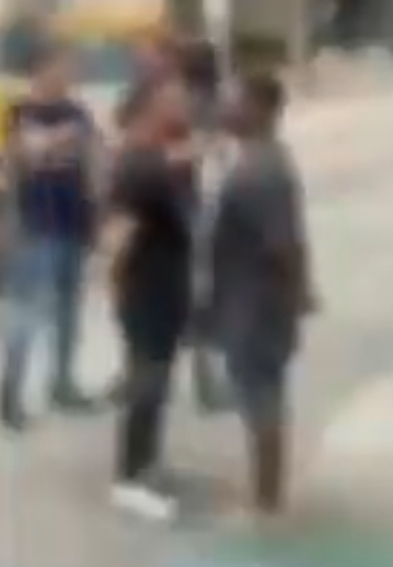 Lojistas trocam socos em bairro de Santos por disputa de preços do novo Iphone; VÍDEO