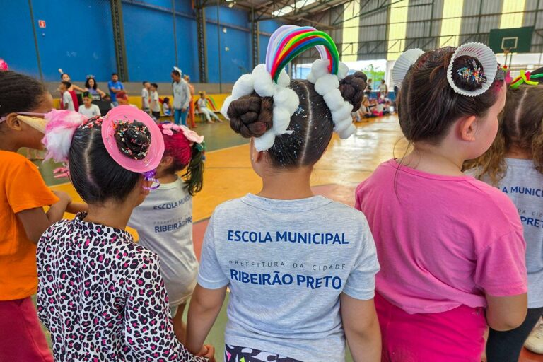 Dia das Crianças movimenta escolas municipais com cabelo maluco e muita diversão