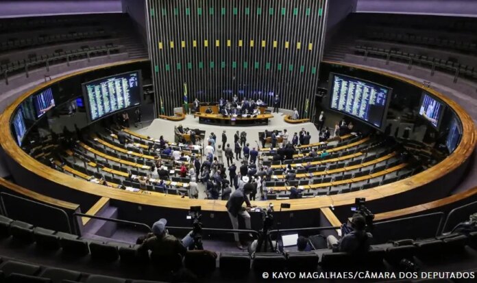 Câmara aprova isenção do IR para salários de até R$ 5 mil e gera debate sobre impacto fiscal