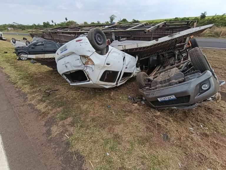 Caminhão-cegonha tomba na Marechal Rondon e espalha veículos pela via
