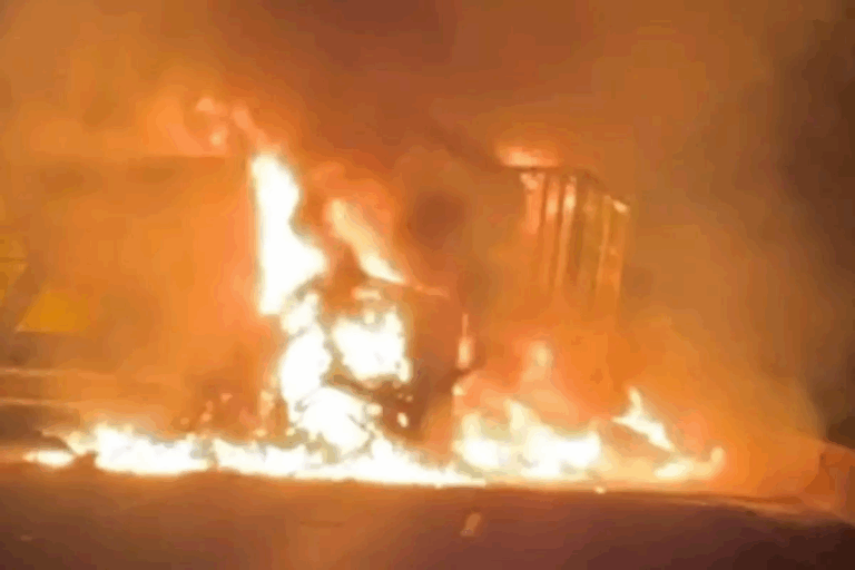 Caminhão pega fogo após atravessar rodovia e entrar na contra mão em Miracatu; motorista ficou ferido