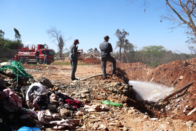 Prefeitura de Prudente faz força-tarefa para conter incêndio subterrâneo na Vila Furquim