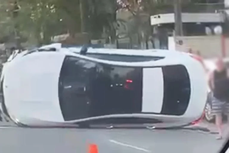 Carro tomba após atingir dois veículos em Santos; ninguém ficou ferido