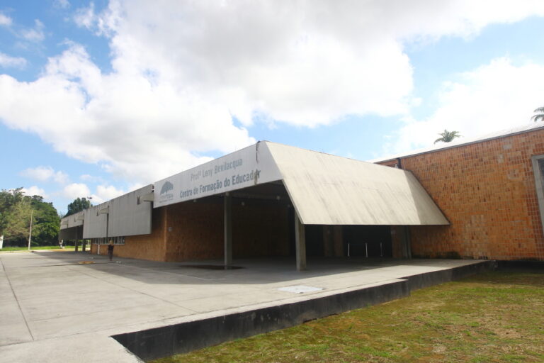 Inscrições para programa que oferece bolsa de estudos em escolas particulares começam nesta segunda (6) em São José