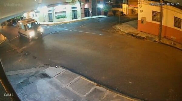 Motociclista fica gravemente ferido em colisão com ambulância