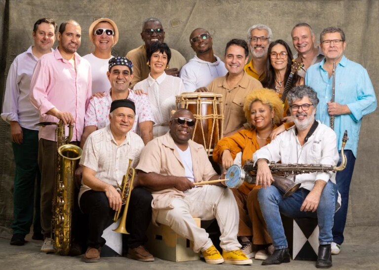 Cordão do Boitatá ocupa a Arena Jockey e aquece os cariocas para o verão