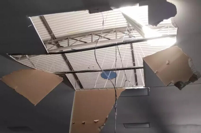 Piloto de paraglider cai sobre telhado de comércio no centro de Caraguatatuba