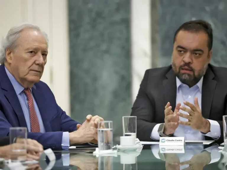 Ministro da Justiça, Ricardo Lewandowski, juntamente com o governador do Rio de Janeiro, Cláudio Castro, durante reunião sobre a ação policial da Operação Contenção, contra o Comando Vermelho. Foto: Fernando Frazão/Agência Brasil