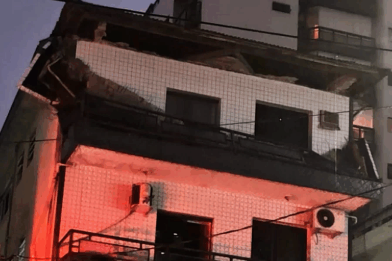 Parte de estrutura desaba e atinge varandas de prédio no Campo Grande, em Santos