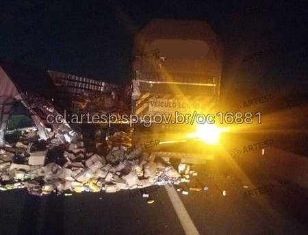 Carga de medicamentos se espalha na pista após batida entre caminhões na Bandeirantes, em Limeira