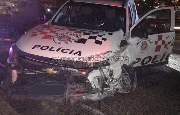 Três PMs ficam feridos após viatura colidir durante perseguição