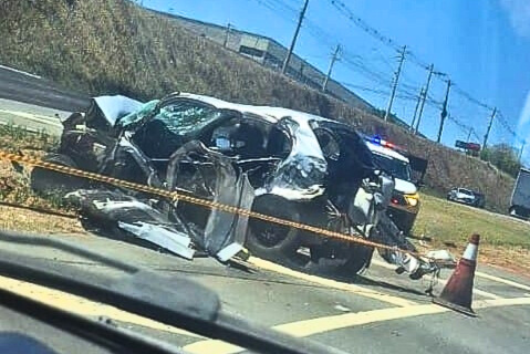 Motorista morre após bater em caminhão durante racha em rodovia