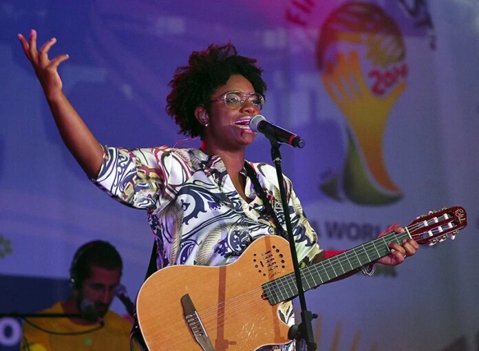 “Escute seu corpo”: Ellen Oléria transforma autocuidado em canção e reforça a importância da prevenção ao câncer de mama