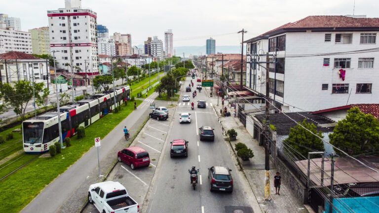 Cidade do litoral implementa faixa azul para motociclistas