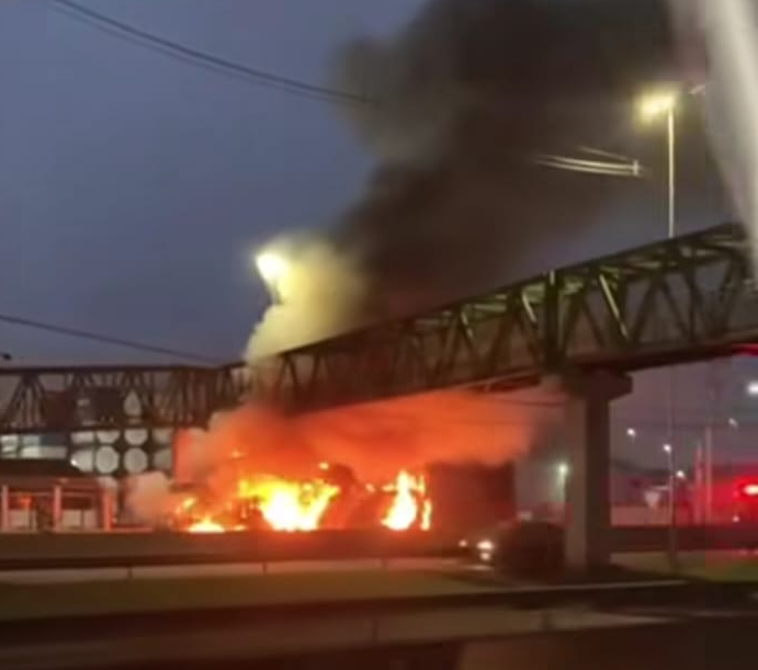 Incêndio atinge caminhão carregado com carga de algodão na Anchieta