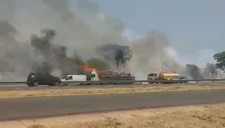 Caminhão carregado de materiais recicláveis pega fogo na Rondon