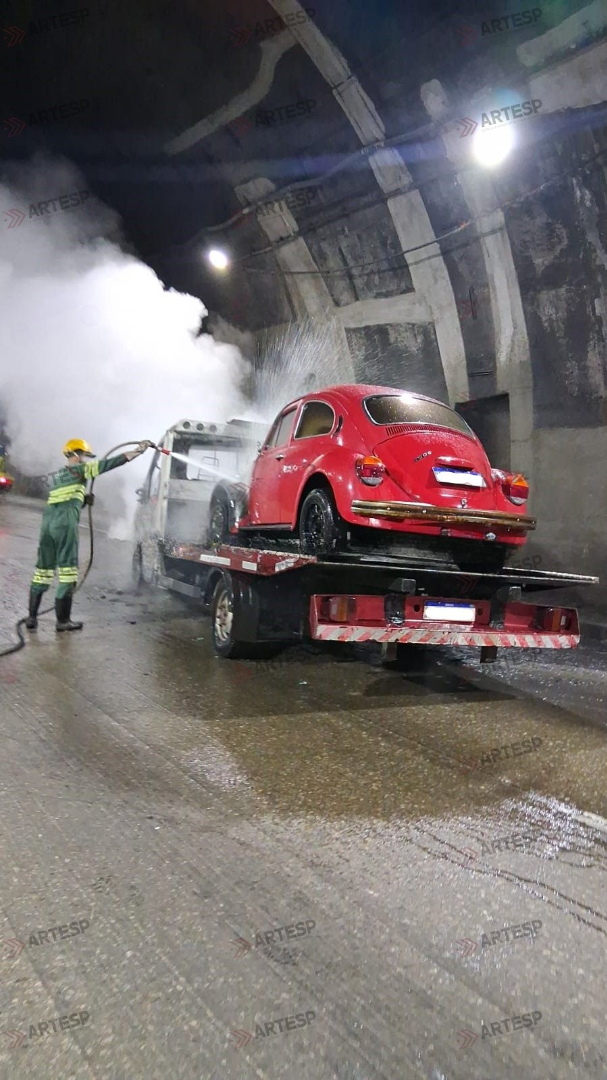 Guincho que transportava fusca pega fogo em túnel da Imigrantes