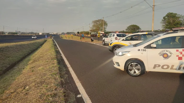 Homem morre atropelado ao empurrar veículo sem combustível em rodovia