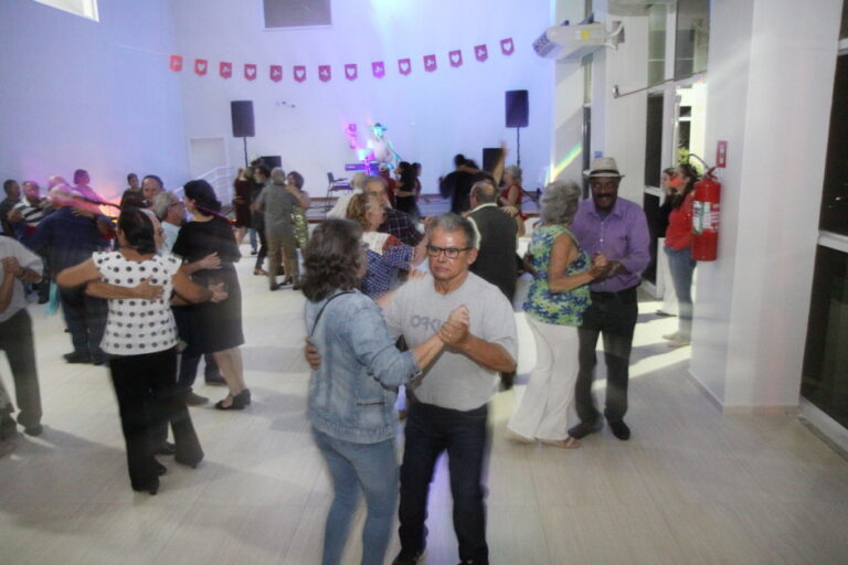 Idosos soltam a voz em show inspirado no The Voice em São José