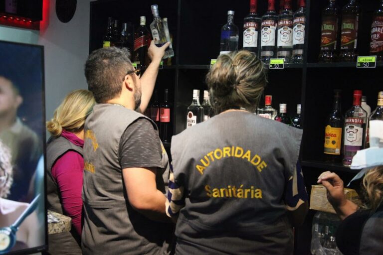Força-tarefa fiscaliza bares e restaurantes em Santos e interdita estabelecimento