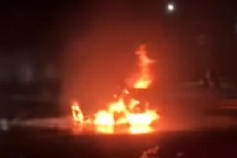 Carro fica destruído ao ser atingido por incêndio em rodovia de Praia Grande