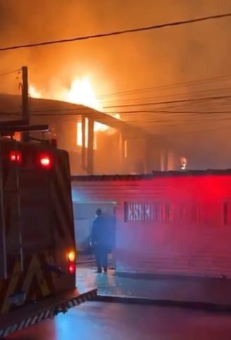 Incêndio atinge casa e deixa sete cômodos destruídos em cidade do litoral; VÍDEO