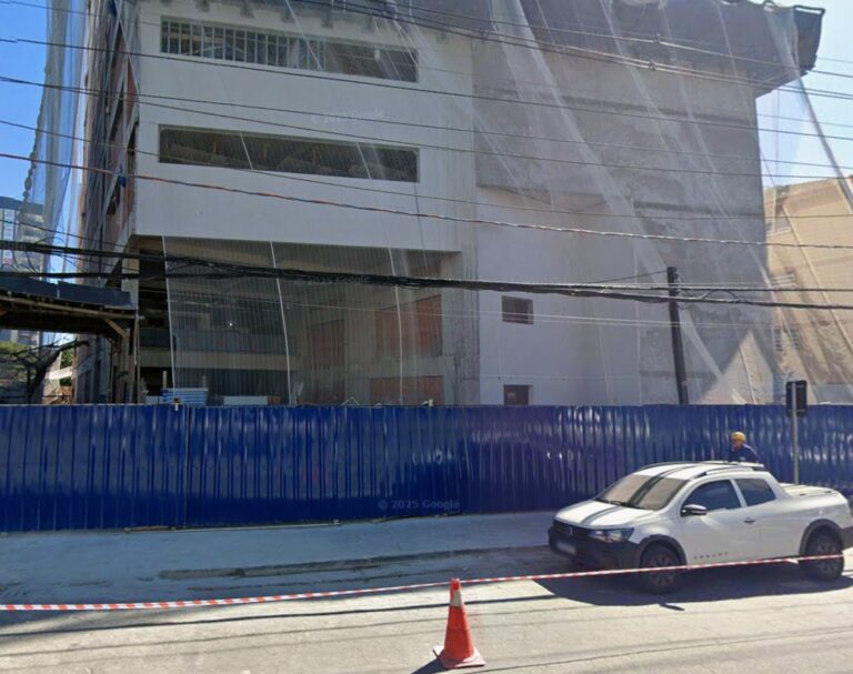 Incêndio atinge subsolo de prédio em construção em avenida de Santos