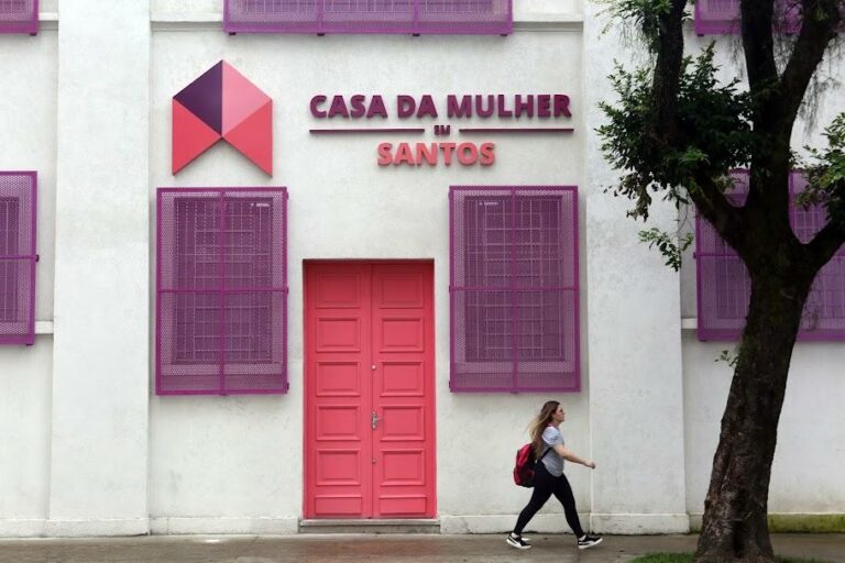 Outubro Rosa: Casa da Mulher de Santos oferece oficinas, cortes de cabelo, exposições e palestras