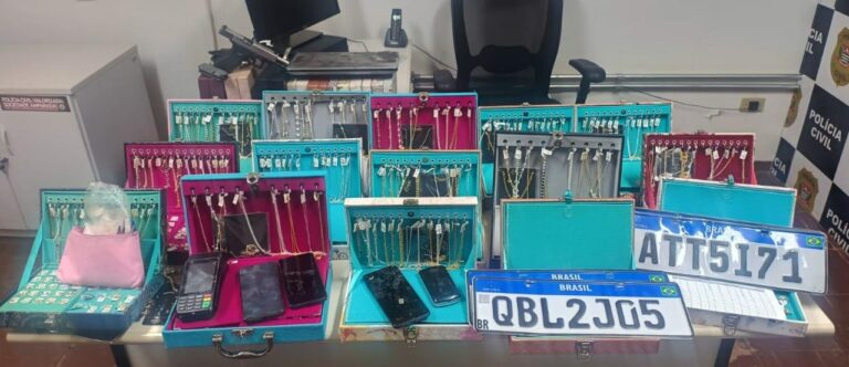 Polícia recupera R$ 100 mil em joias e 4 veículos roubados por quadrilha do litoral
