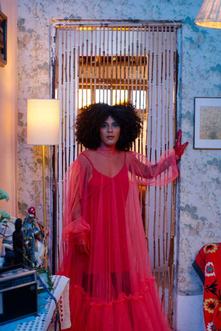 Josyara apresenta o álbum “AVIA” no Whiplash Bar nesta quarta, em SP