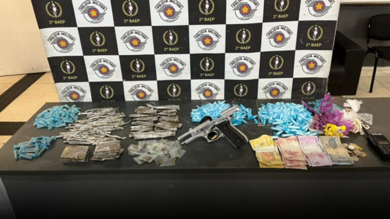 Operação no Morro São Bento prende dupla por tráfico de drogas e apreende drogas, armas e moto