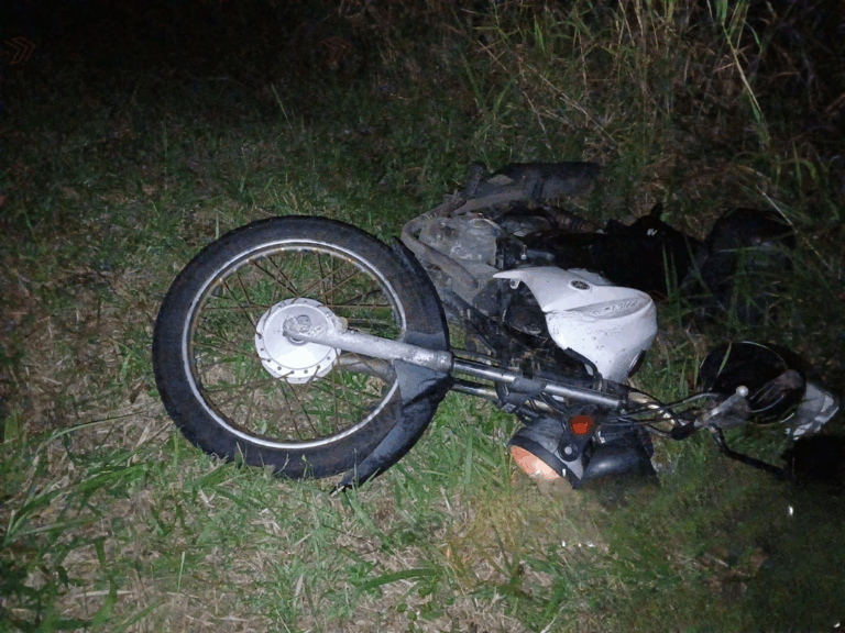 Homem é encontrado morto ao lado de moto em acostamento de rodovia em Praia Grande