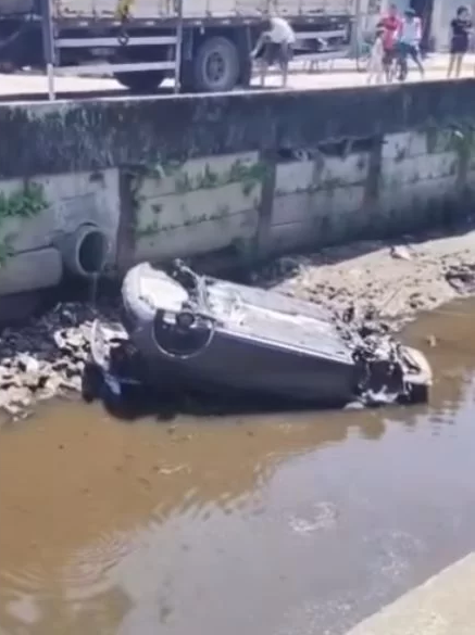 Jovem morre após motorista de aplicativo embriagada perder o controle e cair em canal de Praia Grande